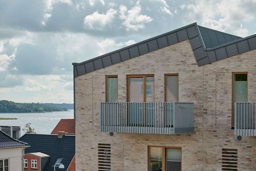 Cold rosé with lake view under steel profiles, Krøyer Kielbergvej / Regnbuevænget 1, 8660 Skanderborg